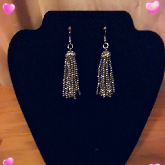 ‼️Sold‼️Silver Beaded Short Tassel Dangle Earrings - Picture 3 of 5